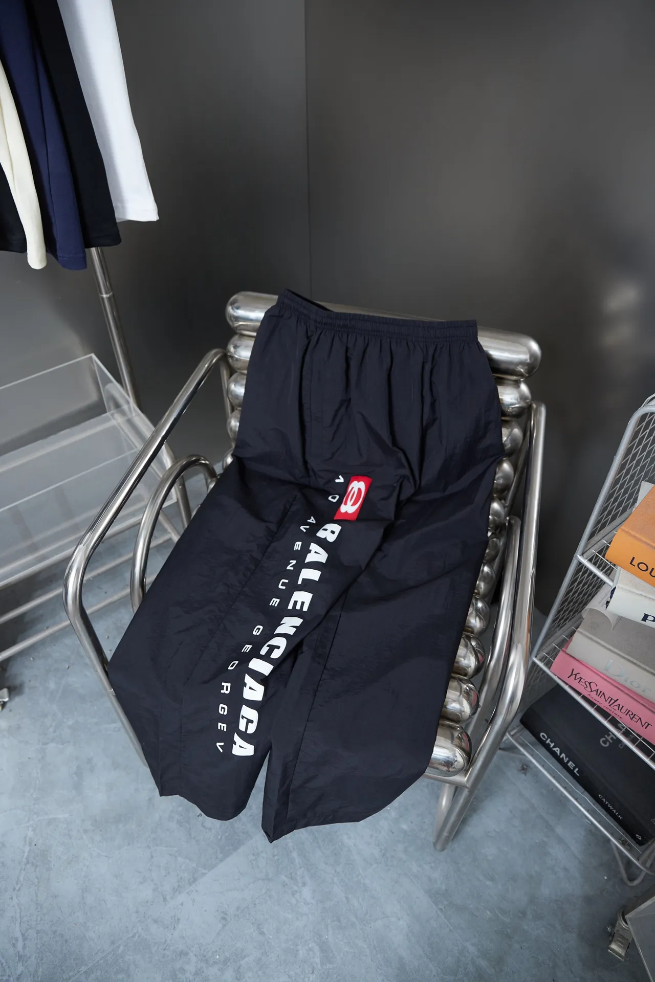 Balenciaga 𝘽𝘼𝙇𝙀𝙉𝘾𝙄𝘼𝙂𝘼 BLCG 82 three-color red double-ring printed trousers, light luxury, a must-have item for men and women's daily commuting, correct version, feel free to compare, detailed features · Customized windproof Oxford fabric · The entire fabric is pre-treated with a waterproof coating · Imported environmentally friendly glue thermosetting ink printing process · Double side pockets on trousers · Original main mark, washed tag, brand moisture-proof paper packaging Color: Picture color Size: 46/48/50/52